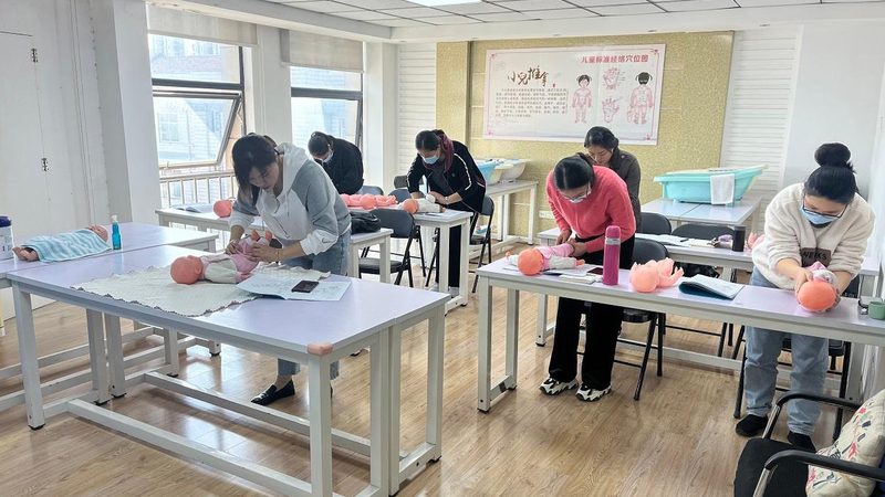 吸盘式防滑垫通过吸盘固定在浴盆底部，安装方便，拆卸快捷。其优点在于：