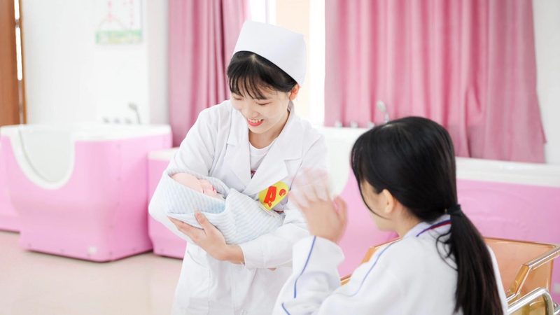 如何区分母婴护理师与育婴师：职责与技能的差异解析